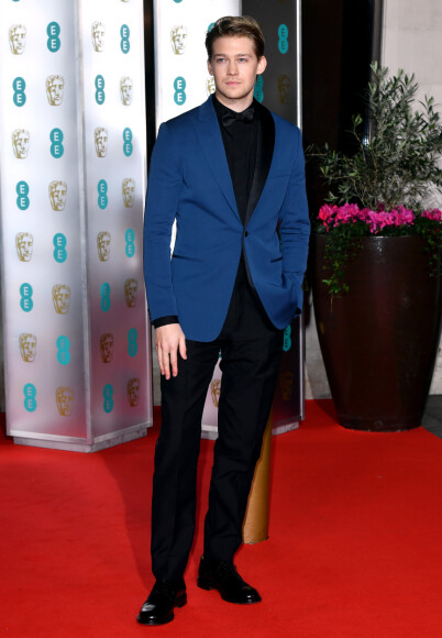 RØD LØPER: Joe Alwyn stilte i en blå dressjakke. Foto: NTB Scanpix RØD LØPER: Joe Alwyn stilte i en blå dressjakke. Foto: NTB Scanpix